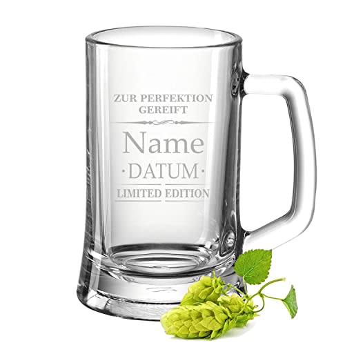 GRAVURZEILE Bierkrug mit Gravur - Zur Perfektion gereift V2 - Personalisiert mit Namen & Jahr - Geschenk für Männer - Geschenke für Papa zum Vatertag Geburtstag oder zu Weihnachten - Größe: 0,5 L von GRAVURZEILE