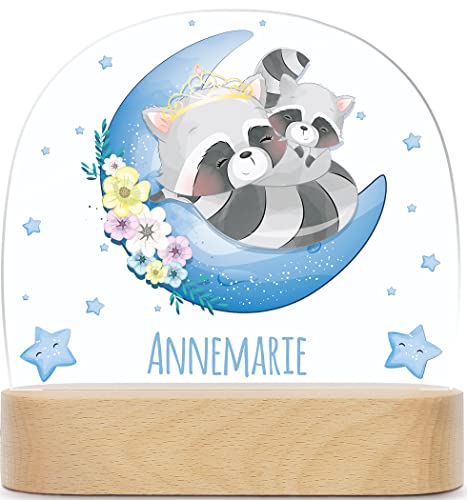 GRAVURZEILE Personalisiertes Kinder Nachtlicht - Mond Design - LED Nachttischlampe für das Kinderzimmer - Personalisierte Geschenke für Kinder & Babys - Geschenk zur Geburt - Babygeschenk - Waschbär von GRAVURZEILE