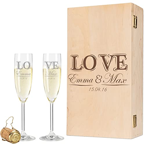 Leonardo Sektgläser mit Gravur von Namen & Datum - im geteilten LOVE Design als Geschenk zur Verlobung Jahrestag oder zur Hochzeit - inkl. gravierter Vintage-Holzkiste - das perfekte Hochzeitsgeschenk von GRAVURZEILE