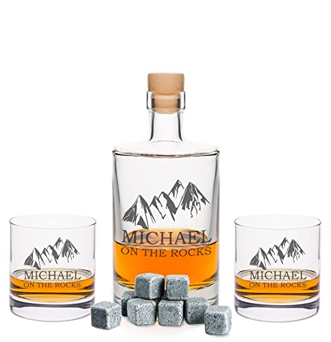 Leonardo gravierte Whiskygläser & Karaffe im Set - On the Rocks Design - 2x Whisky Gläser personalisiert mit Name - inkl. 500 ml Dekanter & 8x Kühlsteine - Geschenk für Papa zum Vatertag von GRAVURZEILE