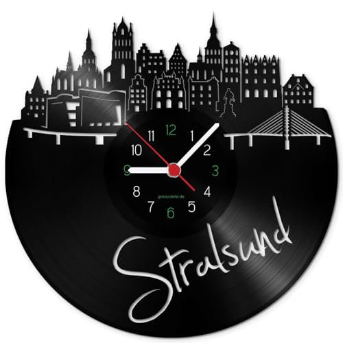 GRAVURZEILE Schallplattenuhr - Skyline Stralsund - Wanduhr aus gegossenem Vinyl mit Stadt Skyline 30 cm - Upcycling Design-Uhr Wand-Deko Vintage Wand-Dekoration Retro-Uhr - Made in Germany von GRAVURZEILE