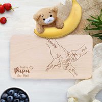 Personalisiertes Frühstücksbrettchen - Kinderhände Halten Papa Mit Namen Geschenk Zum Geburtstag Für Den Vater Schneidebrett von GRAVURZEILEShop