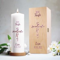 Taufkerze Mädchen & Junge Personalisiert - Blumenkreuz Geschenk Zur Taufe Individuelle Kerze Hochwertige Stumpenkerze Taufkerze Mädchen & Junge Personalisiert - Blumenkreuz Geschenk Zur Taufe Individuelle Kerze Hochwertige Stumpenkerze von GRAVURZEILEShop