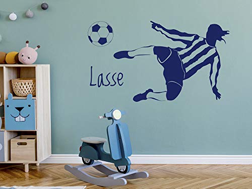 Wandtattoo Fussball Name Kinderzimmer, Fussballer mit Namen, Fussballspieler mit Ball, personalisierte Fussball Geschenke Jungen für Jungs, 88x50cm, Schwarz von GRAZDesign