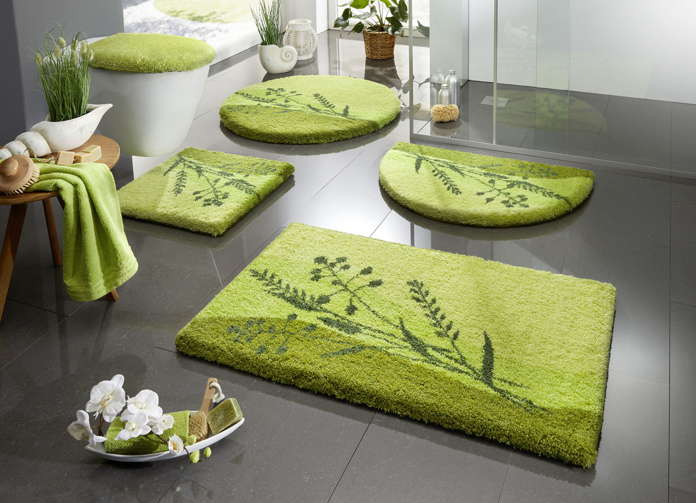 Naturnah gestaltete Badgarnitur der Marke Grund, Größe 106 (Teppich rund, ø 80 cm), Grün von GRUND