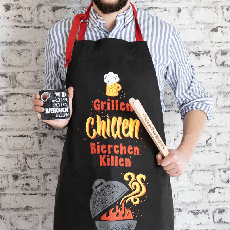 Feuer frei »Grillspaß mit Schürze, Zange & Untersetzer« von GRUSS&CO