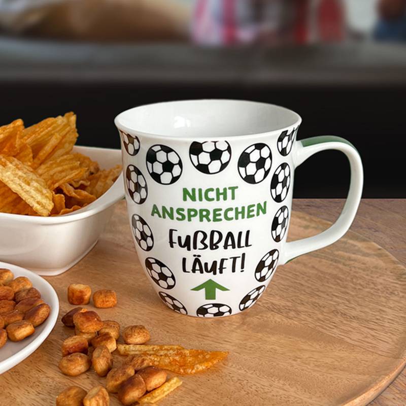Tasse »Nicht ansprechen, Fußball läuft« von GRUSS&CO