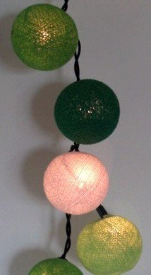 GURU SHOP Stoff Ball Lichterkette, LED Kugel Lampion Lichterkette - Grün/weiß, Baumwollfäden, Lichterketten von GURU SHOP