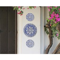Keramik Garten Fliesen Set, Suzani Floral Wanddekor, Blau & Weiß | 3Er Set von GVEGA