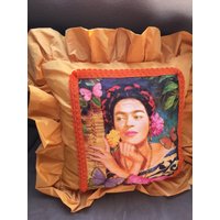 Kissen Fridamotivstoff Orange Eklektisch Deko Mit Füllung Stay Home Sweet Home Für Zuhause Wohnen Frida Kissen Fridamotivstoff Orange Eklektisch Deko Mit Füllung Stay Home Sweet Home Für Zuhause Wohnen Frida von GabrieleMast