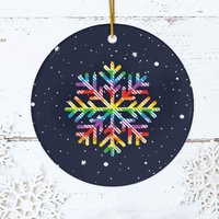 Lgbtq Regenbogen Gay Weihnachten Schneeflocke Keramik Verzierung, Subtiles Pride Weihnachtsgeschenk, Urlaub Dekor, Weihnachtsbaum Geschenk von GabyandTali
