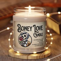 Boney Love Candle Entdecke Die Romantik Mit Duftendes Sojawachs & 5 Aromen - Ein Freches Skelett-Gag-Geschenk Für Verliebte von Gadgetalicious