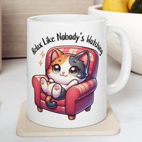 Friedliche Katzentasse ""Relax Like Niemand" - Kaffee- Oder Teetasse, Entspannendes Geschenk Für Sie, Perfekt Freunde, Die Ruhe Brauchen." von Gadgetalicious