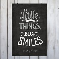 Inspirierendes Vertikales Kunst Poster - Little Things Big Smiles Museumspapier Fine Art Print in 3 Größen von Gadgetalicious