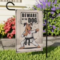 "Lustige "Karate" Hunde-Warnflagge - Humorvolles Gartengeschenk Für Hundebesitzer Doppelseitiger Druck, Wetterbeständiges von Gadgetalicious