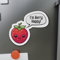 Süßer Erdbeer-Wortspiel-Magnet - Fügen Sie Ihrer Küche "Berry Happy' Vibes Hinzu, Erhältlich in 5 Größen von Gadgetalicious