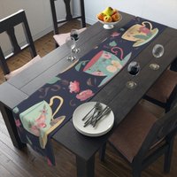 Tee-Themen-Tischläufer | Tee-Tischdekor Einweihungsparty Geschenk Lange Baumwolltischdecke Großer Tischläufer Aus Baumwolle Tee-Themen-Tischläufer | Tee-Tischdekor Einweihungsparty Geschenk Lange Baumwolltischdecke Großer Tischläufer Aus Baumwolle von Gadgetalicious