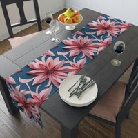 Wunderschöner Tischläufer Mit Blumenmuster - Ein Stilvolles Accessoire Für Ihr Zuhause von Gadgetalicious