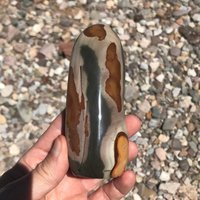 Polychromer Jaspis in Freeform Steht Von Alleine Polychromer Jaspis in Freeform Steht Von Alleine von GadsdenGem