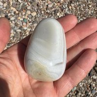 Weißer Achat Getrommelt Palm Stone Weißer Achat Getrommelt Palm Stone von GadsdenGem