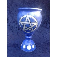 Blauer Pentakel Mond Phase Chalice von GaeanAllusionsStudio