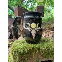 Hirsch Mond Phase Tasse von GaeanAllusionsStudio