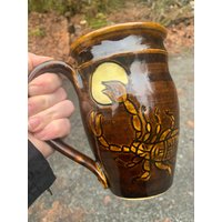 Skorpion Mond Tasse von GaeanAllusionsStudio