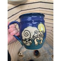Waschbär Mond Tasse Waschbär Mond Tasse von GaeanAllusionsStudio