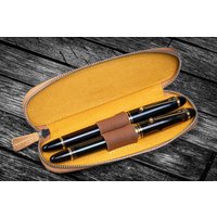 Leder Federmäppchen Duo Slim Mit Reißverschluss Für 2 Stifte - Crazy Horse Honey Ochre von GalenLeatherCo