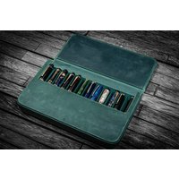 Leder Magnum Opus 12 Slots Hard-Penetui Mit Abnehmbarer Stiftablage - Crazy Horse Forest Green Leder Magnum Opus 12 Slots Hard-Penetui Mit Abnehmbarer Stiftablage - Crazy Horse Forest Green von GalenLeatherCo