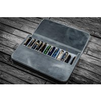 Leder Magnum Opus 12 Slots Hard-Penetui Mit Abnehmbarer Stiftablage - Crazy Horse Smoky Grey von GalenLeatherCo