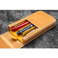 Leder Magnum Opus 3 Slots Hard-Penetui Mit Abnehmbarer Stiftablage - C. H. Honey Ochre Leder Magnum Opus 3 Slots Hard-Penetui Mit Abnehmbarer Stiftablage - C. H. Honey Ochre von GalenLeatherCo