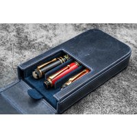Leder Magnum Opus 3 Slots Hard-Penetui Mit Abnehmbarer Stiftablage - Crazy Horse Navy Blau Leder Magnum Opus 3 Slots Hard-Penetui Mit Abnehmbarer Stiftablage - Crazy Horse Navy Blau von GalenLeatherCo
