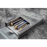 Leder Magnum Opus 3 Slots Hard-Penetui Mit Abnehmbarer Stiftablage - Crazy Horse Smoky Leder Magnum Opus 3 Slots Hard-Penetui Mit Abnehmbarer Stiftablage - Crazy Horse Smoky von GalenLeatherCo