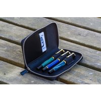 Leder Reißverschluss 3 Slots Pen Case - Schwarz Leder Reißverschluss 3 Slots Pen Case - Schwarz von GalenLeatherCo
