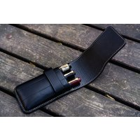 Schwarze Leder Stiftetasche Für 3 Stifte - Handgemachte Federmappe, Schmale Schreibfedermappe, Journaling, Geschenk Schriftsteller, Hergestellt in Schwarze Leder Stiftetasche Für 3 Stifte - Handgemachte Federmappe, Schmale Schreibfedermappe, Journaling, Geschenk Schriftsteller, Hergestellt in von GalenLeatherCo