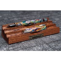 The Pen Bed Füllfederhalter Holzständer - Mahagoni The Pen Bed Füllfederhalter Holzständer - Mahagoni von GalenLeatherCo