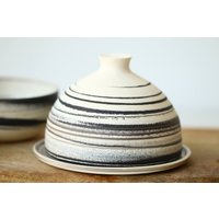 Handgemachte Steingut Butterdose Mit Deckel Marmorierte Schwarz-Weiß-Keramik von GalitCeramicStore