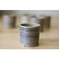 Handgemachte Steingut Espresso Tasse Moderne Gestreifte Keramik Becher von GalitCeramicStore