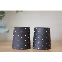 Handgemachter Schwarzer Steinzeug Becher Weißer Punkt Keramik Tasse von GalitCeramicStore