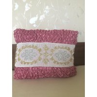 Lockiger Satin Kissenbezug Mit Häkelspitze Lockiger Satin Kissenbezug Mit Häkelspitze von GalyaKireva