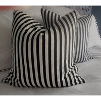 Gestreifte Bauernhaus Kissenhülle Schwarz-Weiß Oder Verwaschenes Blau von GamGamzhandcrafted