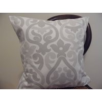 Grau Weißer Kissenbezug Grau Weißer Kissenbezug von GamGamzhandcrafted