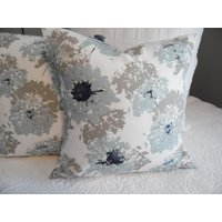 Spa Blau.floral.navy.weiß.hellblau.taupe Grau.kissenbezüge.küste.strand.landhaus.ozean Front Decor.sunporch.toss Kissenbezüge Spa Blau.floral.navy.weiß.hellblau.taupe Grau.kissenbezüge.küste.strand.landhaus.ozean Front Decor.sunporch.toss Kissenbezüge von GamGamzhandcrafted