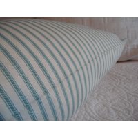 Der Himmelblaue Aquafarbene Streifen-Kissenbezug Ist Im Landhaus-Stil Der Himmelblaue Aquafarbene Streifen-Kissenbezug Ist Im Landhaus-Stil von GamGamzhandcrafted