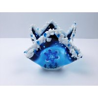 Winterferien Kerzenhalter. Blau Und Weiß Geschmolzenes Glas. Originelles Design Winterferien Kerzenhalter. Blau Und Weiß Geschmolzenes Glas. Originelles Design von GamesOfColors