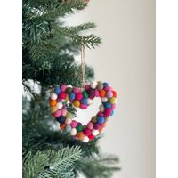 Filz Mini Pompom Liebeskranz Ornament, Valentinstagsgeschenk, Geschenke Für Ihn, Fair Trade Hängende Dekoration, Weihnachtsschmuck von GanapatiCraftsCo