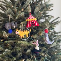 Filz-Zirkus-Ornament-Set Mit Einer Hanfschnurschlaufe, Biologisch Abbaubare Ornamente, Baumschmuck, Geschenke Für Mama von GanapatiCraftsCo