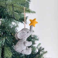 Filzelefant Mit Stern-Weihnachtsverzierung, Garnfaden Befestigt, Biologisch Abbaubares Ornament, Hängende Dekoration, Safari-Tierverzierung von GanapatiCraftsCo