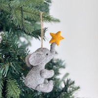 Filzelefant Mit Stern-Weihnachtsverzierung, Schnurfaden Befestigt, Biologisch Abbaubares Ornament, Hängedekoration, Safari-Tierthema von GanapatiCraftsCo